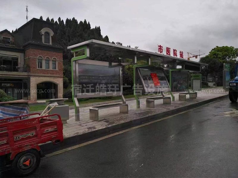 城市公交候車(chē)亭廠(chǎng)家現(xiàn)場(chǎng)安裝案例